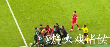 亚冠激烈冲突！15人互相推搡，3人染黄柏杨染红，国安3次恶斗